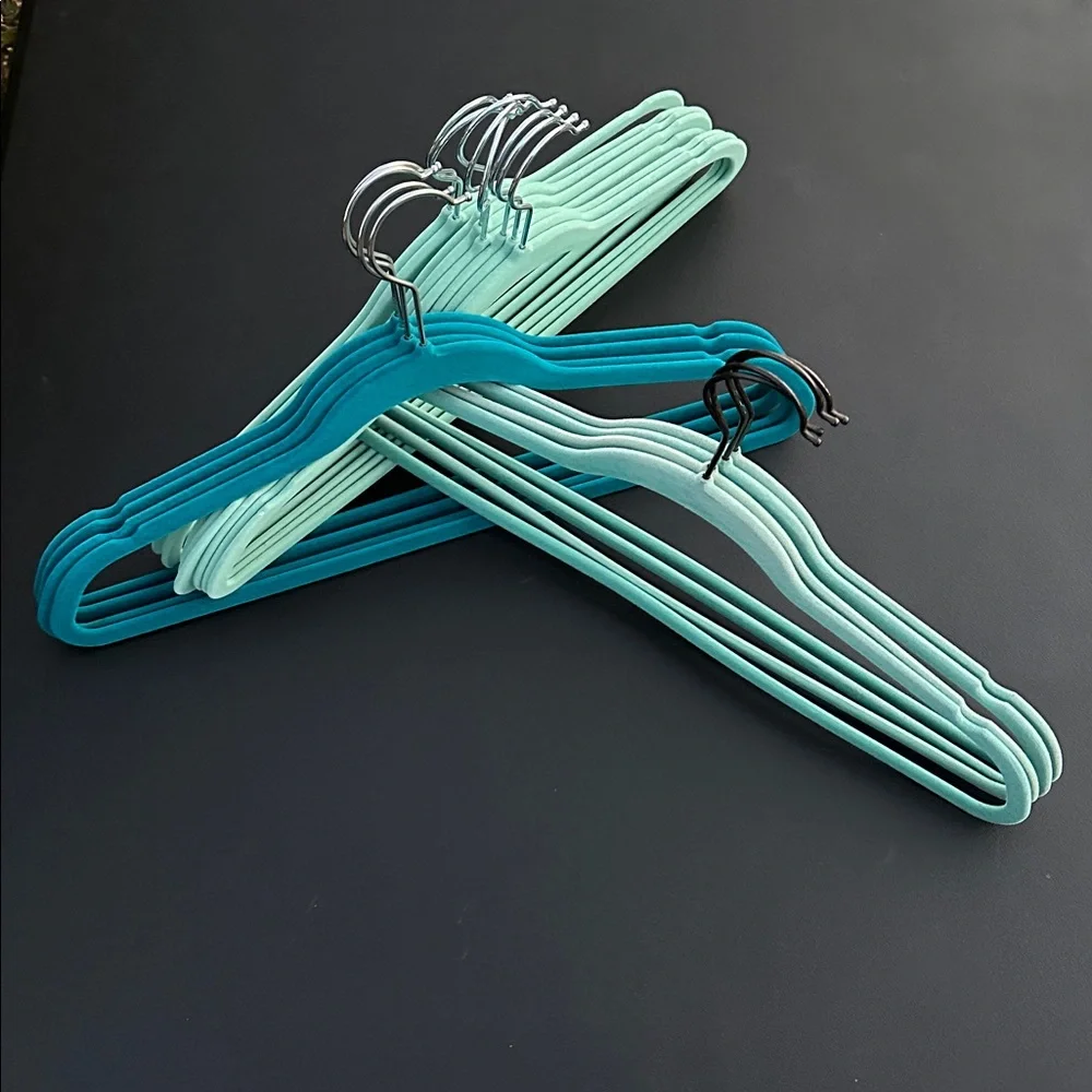 Velvet hangers heavy duty set of 16 counts, used-great condition.